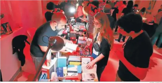  ?? JAVIER ALBIÑANA ?? Un puesto de una librería en la pasada edición de La Noche de los Libros, en La Térmica.