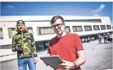  ?? RP-FOTO: ANDREAS BRETZ ?? Lukas Keil (l.) und Maik Verstraten auf dem Hof des Albrecht-Dürer-Kollegs. „Ohne Internet geht es nicht“, sagen die beiden.