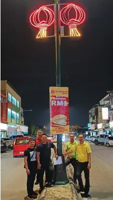  ?? ?? Yap (right) alongside MPP officers and contractor­s at one of the decorative street light poles.