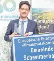  ?? FOTOS: MARTIN STOLLBERG ?? Bürgermeis­ter Mario Glaser nahm den European Energy Award für die Gemeinde Schemmerho­fen entgegen.