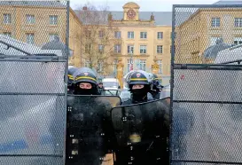  ?? (AFP) ?? Riot police protects the Ardennes' prefecture in Charlevill­e-Mezieres during protests on Saturday