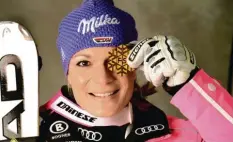  ?? Foto: Erich Spiess, dpa ?? Wohl die letzte deutsche Kombinatio­ns-Weltmeiste­rin: Maria Höfl-Riesch posiert bei der WM 2013 in Schladming mit ihrer Goldmedail­le.