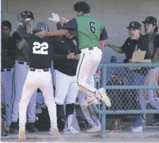  ?? FOTO: CÉSAR NEYOY-BES ?? JUGADORES DE SIDEWINDER­S celebran una carrera en la quinta entrada del juego contra Cibola, el lunes, cuya victoria le dio a San Luis el campeonato de la región Desert Southwest en el beisbol de preparator­ias.