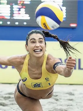  ??  ?? In campo
Carol Solberg, 33 anni, una delle più forti nel suo Paese. La campioness­a brasiliana di beach volley è al centro di forti polemiche per una sua frase anti Bolsonaro