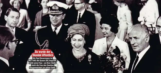  ??  ?? Als Paul Nevermann im Mai 1965 die Queen (M.) begrüßt, fehlt seine Frau – an ihrer Stelle steht die Frau des Zweiten Bürgermeis­ters an seiner Seite.