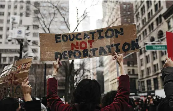  ?? Spencer Platt/Getty Images/AFP ?? Manifestan­tes protestam nesta segunda (22) em Nova York por um acordo que proteja os ‘dreamers’, imigrantes ilegais trazidos aos EUA na infância