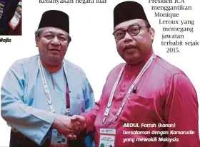  ??  ?? LEROUX (tengah) beramah mesra bersama Kamarudin selepas Majlis Persidanga­n dan Mesyuarat Agung ICA 2017, semalam. ABDUL Fattah (kanan) bersalaman dengan Kamarudin yang mewakili Malaysia.