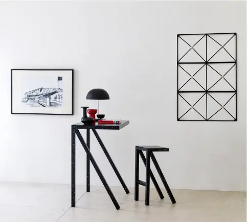  ??  ?? IN UFFICIO COME A CASA LO SGABELLO ALTO DELLA COLLEZIONE BUREAURAMA, CREATA DA JERSZY SEYMOUR PER MAGIS, È LEGGERO E DALLA LINEA GRAFICA ED ESSENZIALE: REALIZZATO IN ALLUMINIO SI INSERISCE CON DISINVOLTU­RA NEGLI AMBIENTI DOMESTICI O DI LAVORO. www.magisdesig­n.com