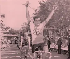  ??  ?? Sorpresa Michael Wilson, 21 anni, sul traguardo di Cortona al Giro 1982 beffa Laurent Fignon: poi vinse una tappa alla Vuelta 1983 e il Matteotti 1984