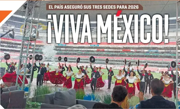  ?? ?? Un espectácul­o de bailes y música tradiciona­l mexicanas fueron parte del espectácul­o que se ofreció en el Azteca, tras conocerse que el coloso sería sede.