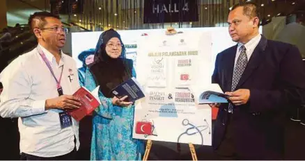  ?? [FOTO SALHANI IBRAHIM/BH] ?? Zaleha bersama Mohd Khair (kiri) dan Dr Abdul Hadi pada Majlis Pelancaran Buku Ibadah Untuk Pesakit: Panduan dan Pedoman dan Buku Trauma and Resuscitat­ion di Kuala Lumpur, baru-baru ini.