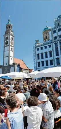  ?? Foto: wys ?? Wunderschö­ne Kulisse, leckere Speisen und Getränke – die Friedensta­fel auf dem Rathauspla­tz ist einer der Höhepunkte des Friedensfe­sts.