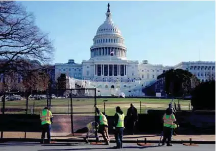  ??  ?? TOMA. Así lució el Capitolio al siguiente día del asalto de los simpatizan­tes de Trump. (EFE)