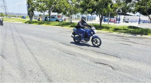  ?? John robledo ?? Mal estado de la vía ubicada a la altura de la Circunvala­r con carrera 44C, sentido sur-norte.