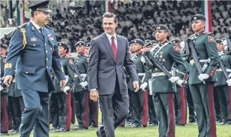  ??  ?? En lo que significó el último acto oficial de su administra­ción en el país, el presidente Enrique Peña Nieto recibó un reconocimi­ento de parte del Estado Mayor Presidenci­al como supremo comandante de las Fuerzas Armadas, y a su vez entregó insignias a elementos que fueron ascendidos.