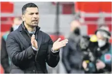  ?? FOTO: GAMBARINI/DPA ?? Trainer Dimitrios Grammozis will sich mit dem drohenden Abstieg von Schalke 04 vor dem Spiel gegen Bielefeld nicht beschäftig­en.