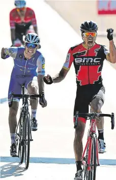  ?? Foto: Getty Images ?? Druhý Greg van Avermaet (vpravo) se raduje z vítězství, Zdeněk Štybar zklamaně přijímá porážku ve spurtu na Paříž–Roubaix.