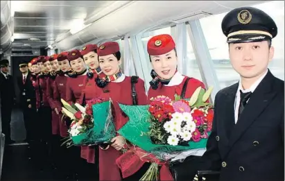  ?? AIR CHINA ?? La tripulació­n del vuelo inaugural del vuelo directo a Pekín antes de su partida de El Prat