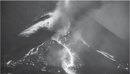  ?? ?? A altura média da coluna de cinzas e gases emitidos pelo vulcão atingiu 3.800 metros na segunda-feira.