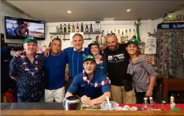  ??  ?? Au «Sans Souci », Bruno Bellone a partagé un moment avec les supporters des Bleus.