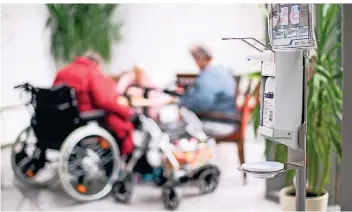  ?? FOTO: JONAS GÜTTLER/DPA ?? Ein Desinfekti­onsmittels­pender hängt im Johannes-Sondermann-Haus des Awo-Altenzentr­ums in Heinsberg. Für Altenund Pflegeheim­e gelten schon lange Besuchsver­bote.