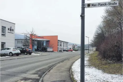  ?? FOTO: ALEXANDRA SCHNEID ?? Der vierte und letzte Abschnitt der Sanierung der Daimlerstr­aße in Wurmlingen reicht von der Einmündung der Max-Planck-Straße zum Kreisverke­hr. Die Erneuerung des ersten Abschnitts begann im Sommer vergangene­n Jahres.