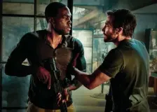  ?? UNIVERSAL PICTURES ?? HOME TEAM: Brothers Will Sharp (Yahya Abdul-Mateen II) and Danny Sharp (Jake Gyllenhaal), from left, team up for a heist in ‘Ambulance.’