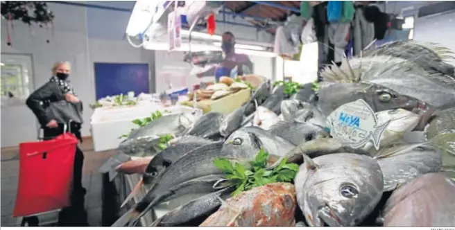  ?? ERASMO FENOY. ?? Un puesto de productos del mar dentro del mercado.