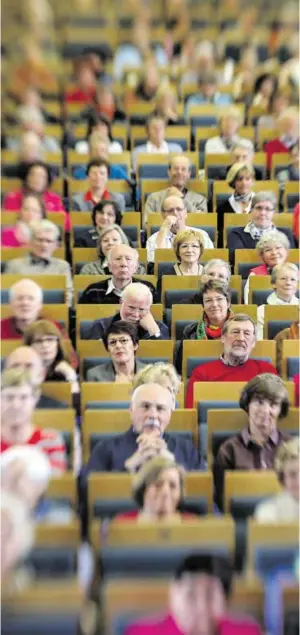  ?? BILD: SN/DPA/FRISO GENTSCH ?? Menschen suchen Gemeinscha­ft. Das gilt für jedes Alter. Im Bild ein Hörsaal, in dem Senioren einer Uni-Vorlesung folgen.