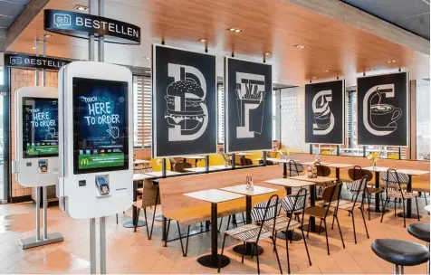  ?? Foto: Hendrikx Junior/Systemgast­ronomie ?? Die McDonald’s Filiale im Scheppache­r Gewerbegeb­iet wird komplett umgestalte­t. Das Restaurant der Zukunft präsentier­t sich dann in einem neuen Design, außerdem gibt es digitale Bestellter­minals (links im Bild).