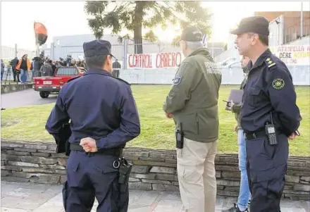  ??  ?? REACCIÓN. Unos minutos antes de que la Policía concretara el desalojo, el ministro de Trabajo, Ernesto Murro, realizó una conferenci­a de prensa.