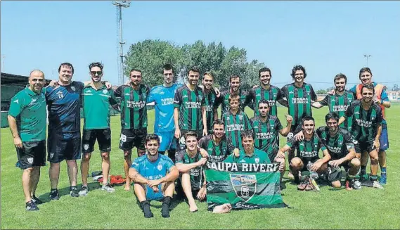  ?? FOTO: SESTAO RIVER ?? Integrado Oskar Martín, en la foto de grupo sentado y sujetando la bandera del River, quiere pelear por lograr el ascenso con el equipo verdinegro