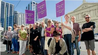  ?? PHOTO: ROSS GIBLIN/FAIRFAX NZ ?? Supporters of Susan Austen outside the Wellington District Court on Friday.