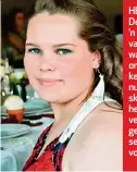  ??  ?? HEEL LINKS: Debbie Coetzee, ’n ma van een van die leerders, was in ’n motorongel­uk betrokke nadat sy die nuus ontvang en skool toe gejaag het. LINKS: Cheverné Duvenhage is kritiek beseer tydens die voorval.