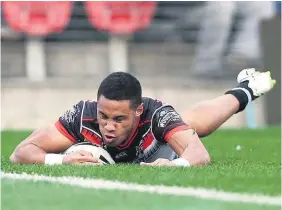  ?? PHOTOSPORT ?? David Fusitua scores against the Knights in Newcastle yesterday.