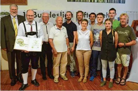  ?? Foto: Peter Lamprecht ?? Die Vöhringer Bundesliga Mannschaft mit Bürgermeis­ter Karl Janson, dem Vorsitzend­en Andreas Grandy, Gauschütze­nmeister Georg Nothelfer und dem früheren Trainer Erich Golsner (von links) nach dem Eintrag ins goldene Buch der Stadt. HANDBALL KEGELN