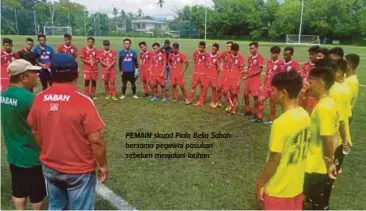  ??  ?? PEMAIN skuad Piala Belia Sabah bersama pegawai pasukan sebelum menjalani latihan.