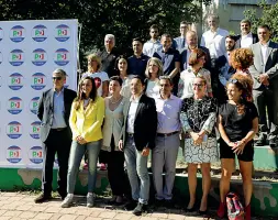  ??  ?? Squadra I candidati del Pd ieri al parco Talvera