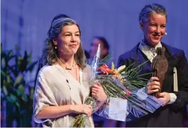  ?? Bild: PONTUS LUNDAHL/TT ?? PRISAD. Sara Lundberg (med blommor) fick årets Augustpris för ”Fågeln i mig flyger vart den vill”.