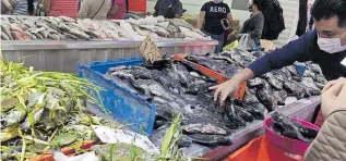  ?? /RAÚL SOLÍS ?? VERACRUZ, Ver.- Familias abarrotaro­n el mercado de mariscos de la ciudad