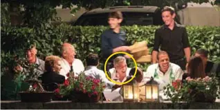  ?? ?? NO VIP, SÌ PARTY A tavola con George Clooney la notte di San Lorenzo del 2011 non ci sono personaggi celebri ma i suoi amici e collaborat­ori italiani. E l’atmosfera è di allegria e complicità.