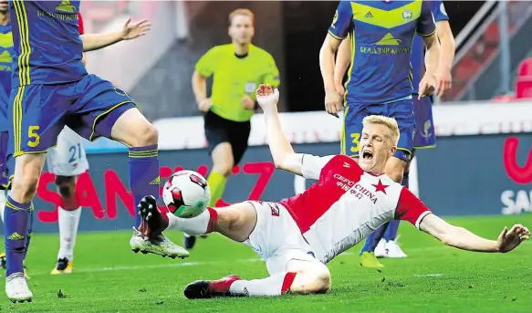  ?? Foto: Tomáš Krist, MAFRA ?? Nadějná výhra Slávista Frydrych padá po střetu s Jablonským. Následoval­a penalta, kterou Milan Škoda proměnil, a červená pro fotbalistu Borisova.