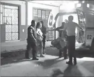  ??  ?? Guadalupe C.S. subió por su propio pie a una ambulancia, en Motul