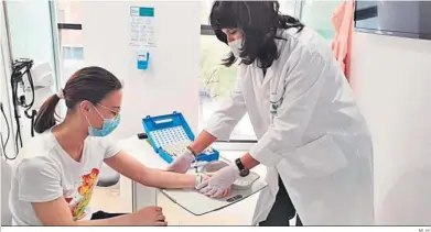  ?? M. H. ?? La alergóloga Leticia Herrero con una paciente.