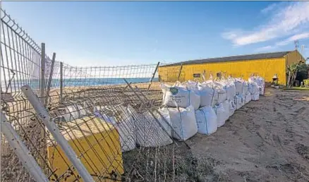  ?? PEDRO CATENA / ARCHIVO ?? Efectos de un temporal que se llevó la playa en una zona de campings de Malgrat de Mar