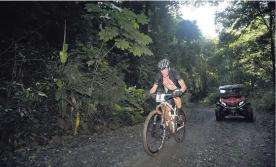  ?? JOHN DURÁN ?? El pedalista estadounid­ense Lance Armstrong tuvo un inicio complicado este jueves en la edición 2018 de la competenci­a de ciclismo de montaña La Ruta de los Conquistad­ores, que va del océano Pacífico al litoral Caribe, pasando por el Valle Central.
