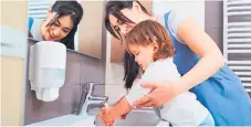  ??  ?? CONSEJO. Lávese las manos con frecuencia, el virus de la gripe puede estar en cualquier superficie que toque.
