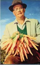  ??  ?? Mnr. G.P. Nel met ’n bos wortels as voorbeeld van die puik groente wat hy in die Kalahari kweek.