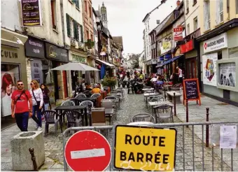  ??  ?? Chaque dimanche du mois d’août, la rue Carnot devient piétonne. Une expérience qui séduit visiteurs et commerçant­s.