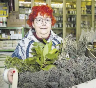  ?? Joan Cortadella­s ?? Francisca Llansà, amb 76 anys, continua treballant a la seva herboriste­ria, divendres .